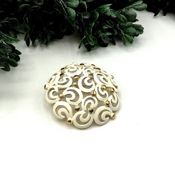 Vintage Monet White & Gold Tone Filigree Brooch With Enamel Swirl Design - Picture 2 of 6